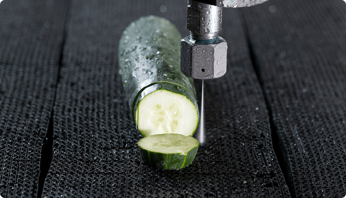 Nur-Wasser-Wasserstrahlschneiden von Gurken.