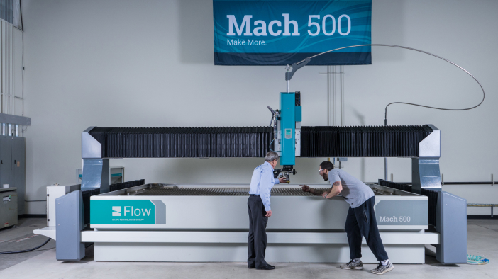 Zwei Männer arbeiten an einer Wasserstrahlmaschine Mach 500 Flow